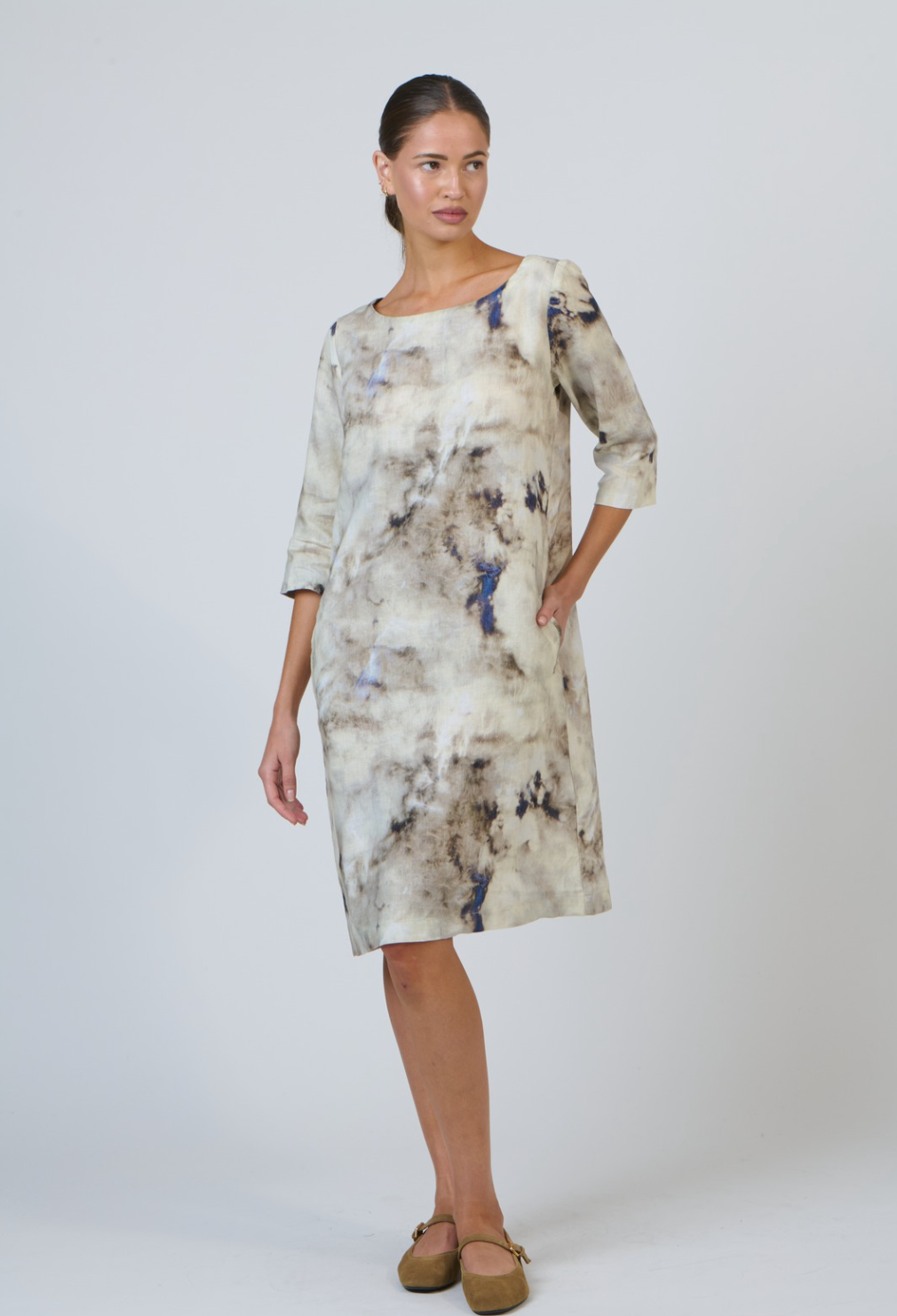 Naturals by O & J Boat Neck Midi Linen Dress in Emperador Print