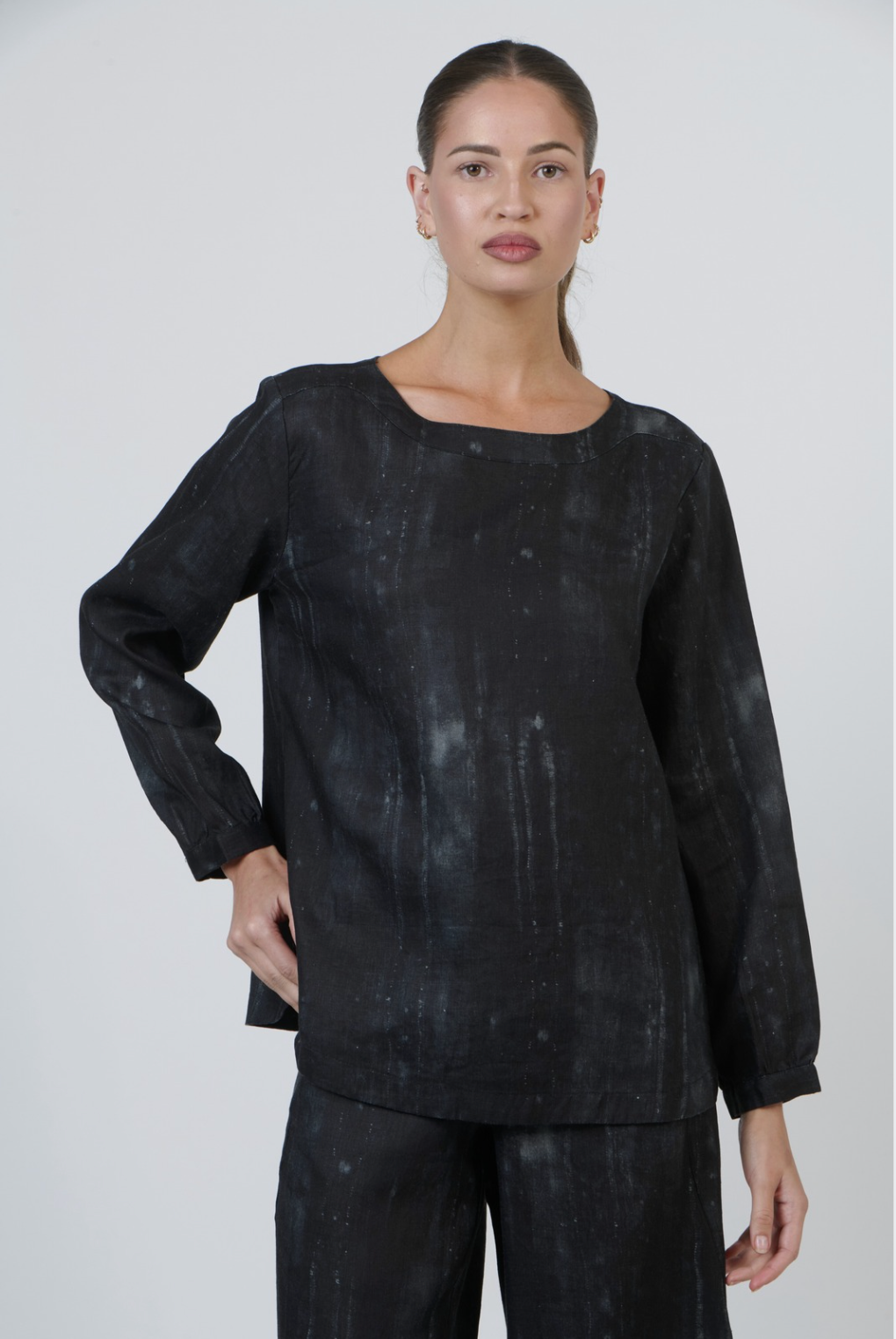 Naturals by O & J Printed Linen Long Sleeve Top in Moonbeam Print