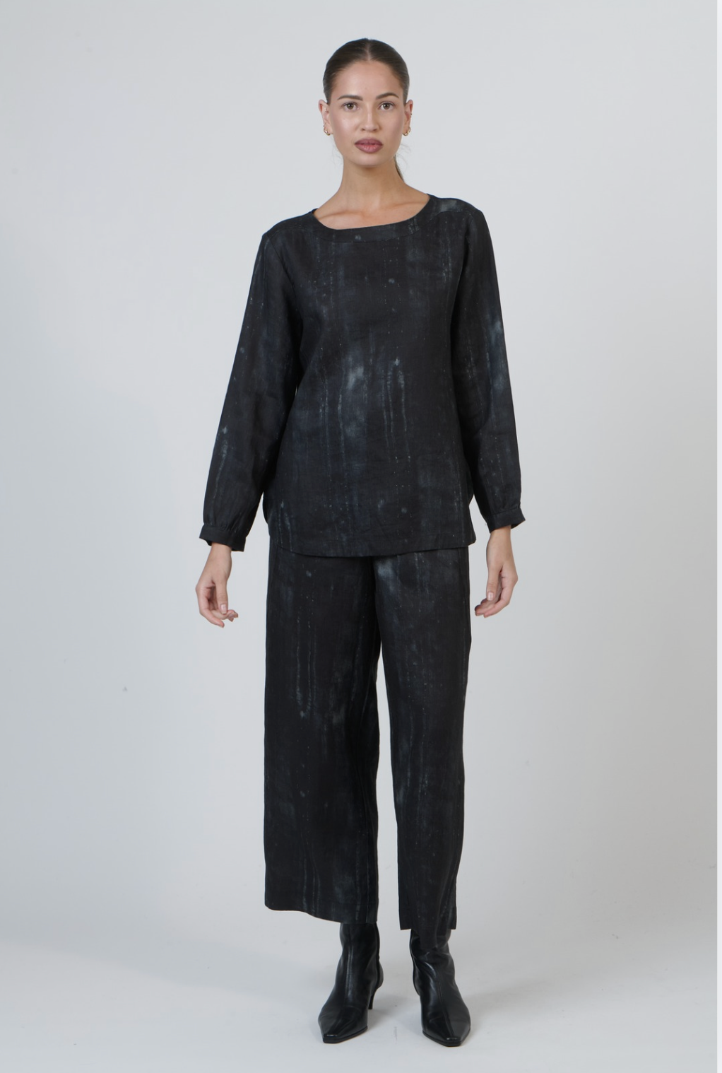 Naturals by O & J Printed Linen Long Sleeve Top in Moonbeam Print