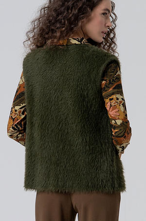 Surkana Unzipped vest with fur texture in Green