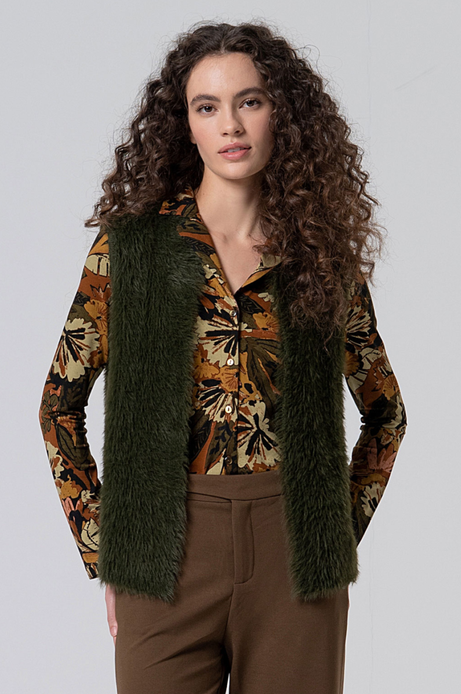 Surkana Unzipped vest with fur texture in Green