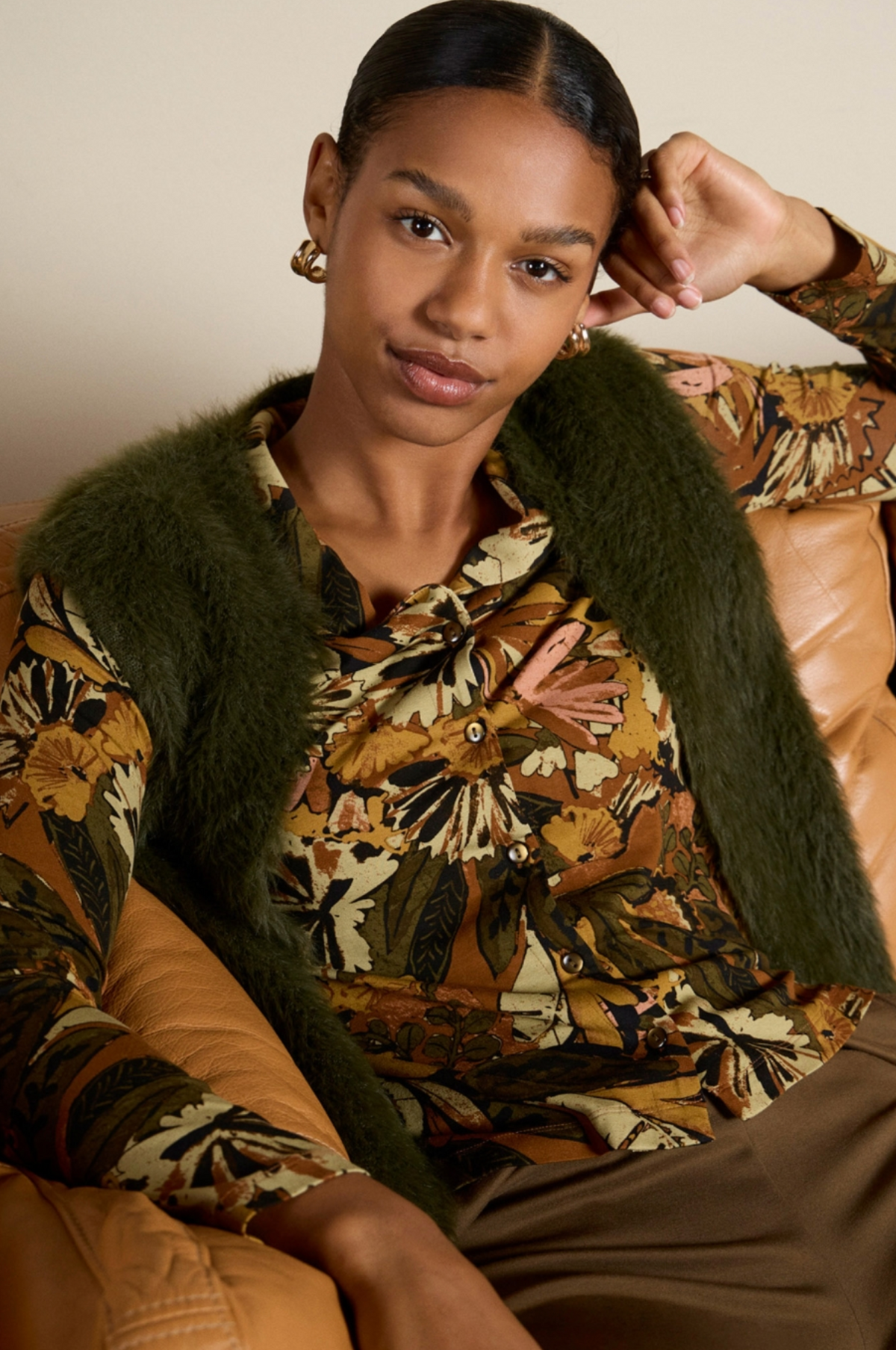 Surkana Unzipped vest with fur texture in Green