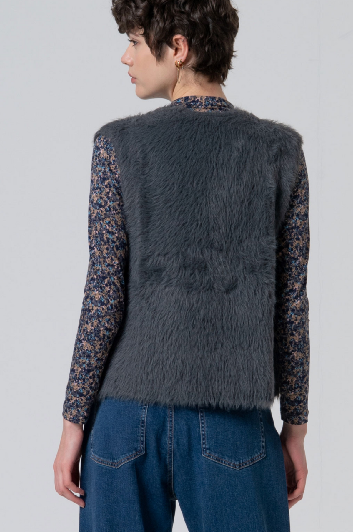 Surkana Unzipped vest with fur texture in Grey
