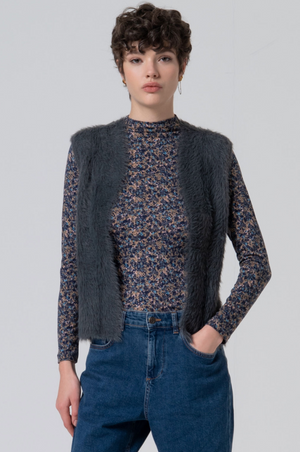 Surkana Unzipped vest with fur texture in Grey