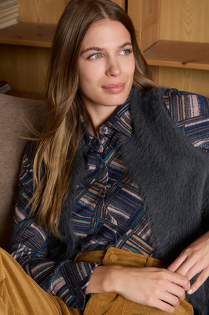 Surkana Unzipped vest with fur texture in Grey