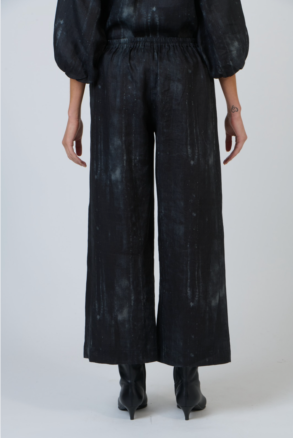 Naturals by O & J Linen Pant in Moonbeam Print