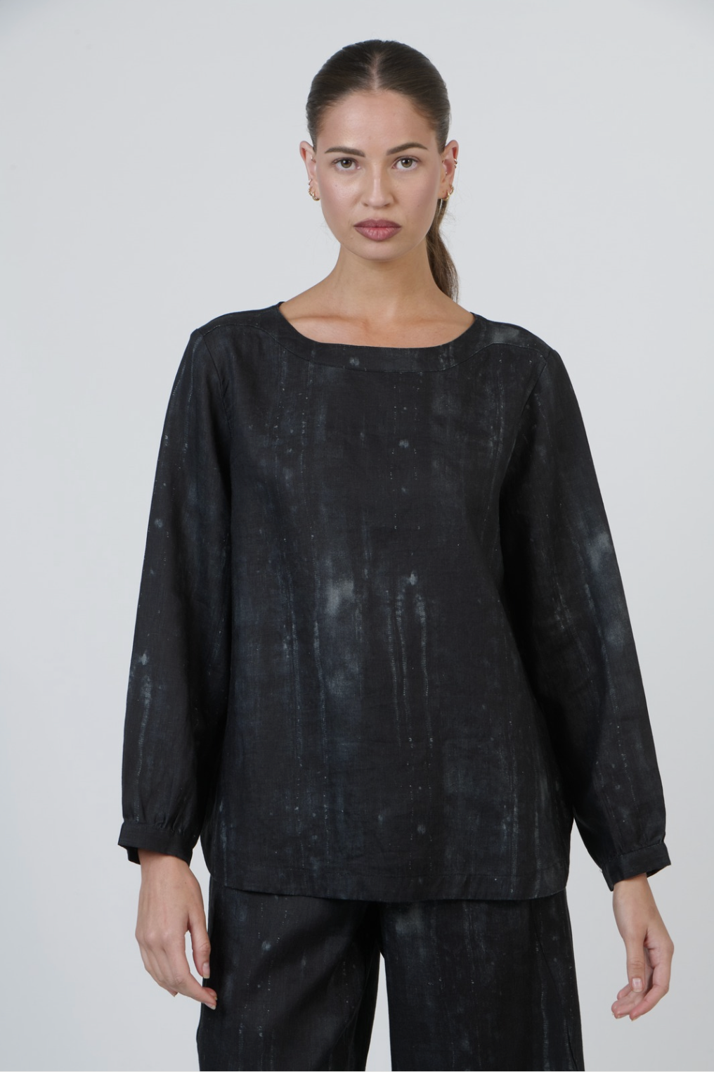 Naturals by O & J Printed Linen Long Sleeve Top in Moonbeam Print