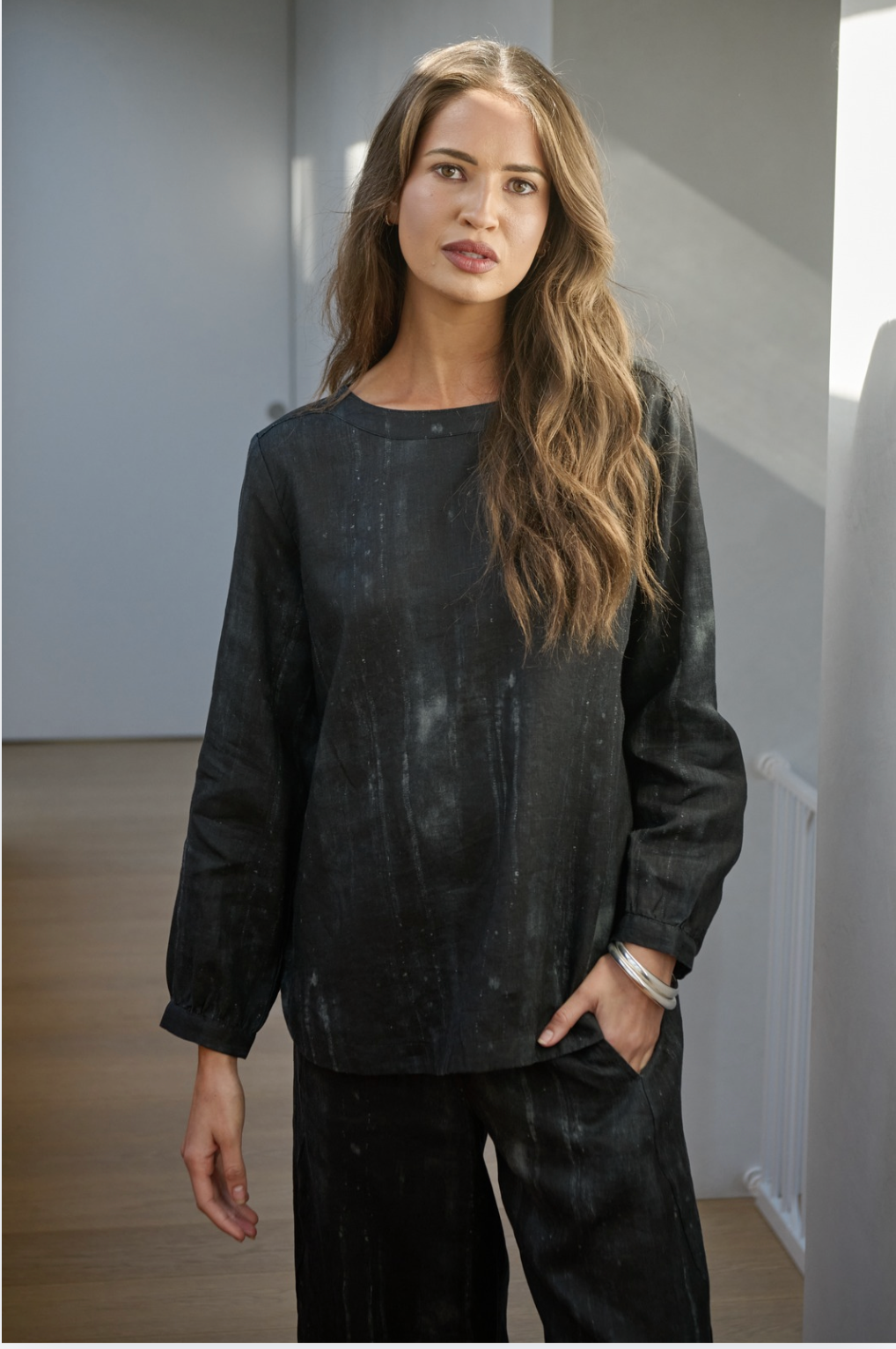 Naturals by O & J Printed Linen Long Sleeve Top in Moonbeam Print