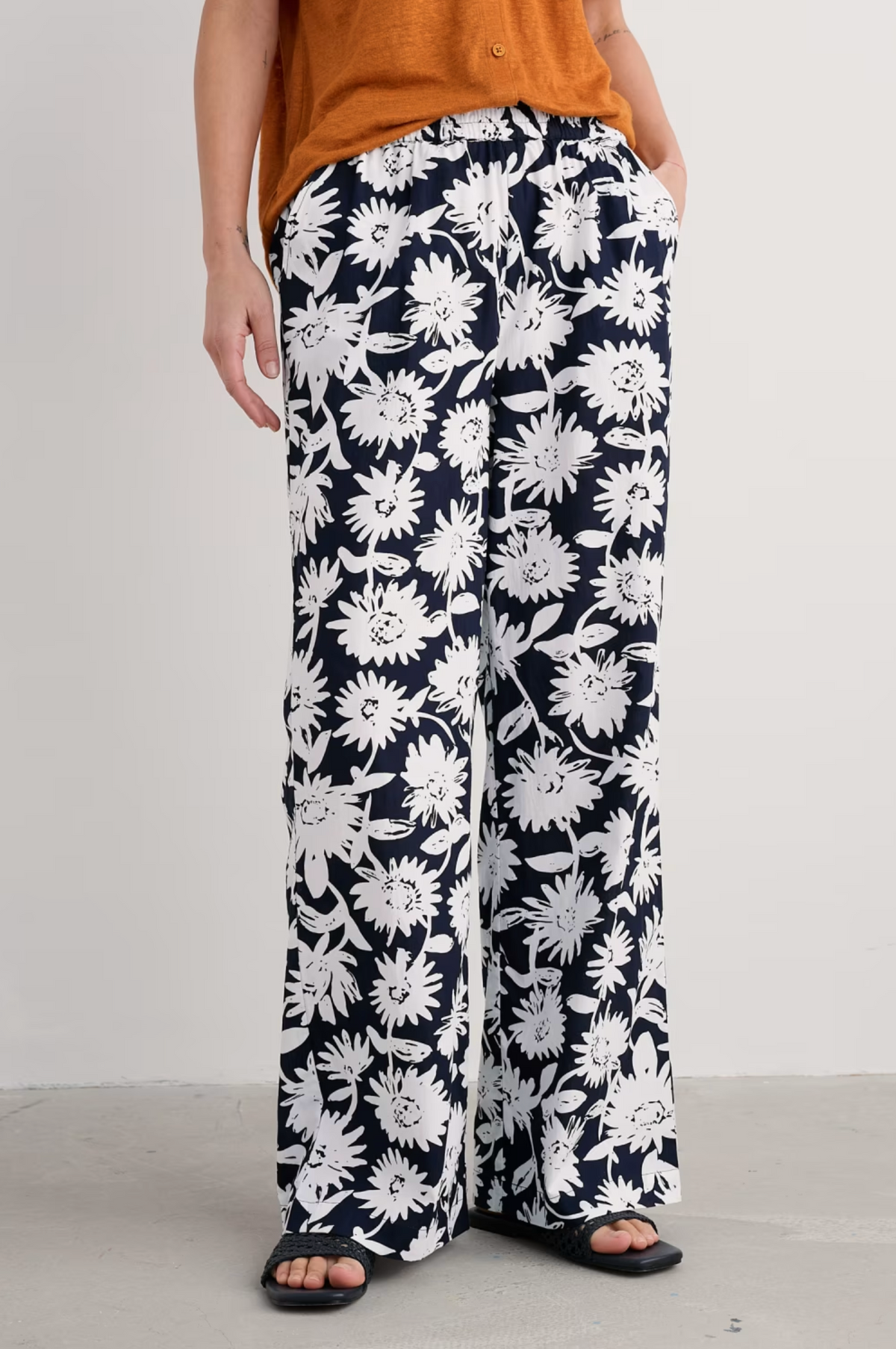 Seasalt Cornwall Poolfield Printed Trousers in Daisy Shadow Inkwell