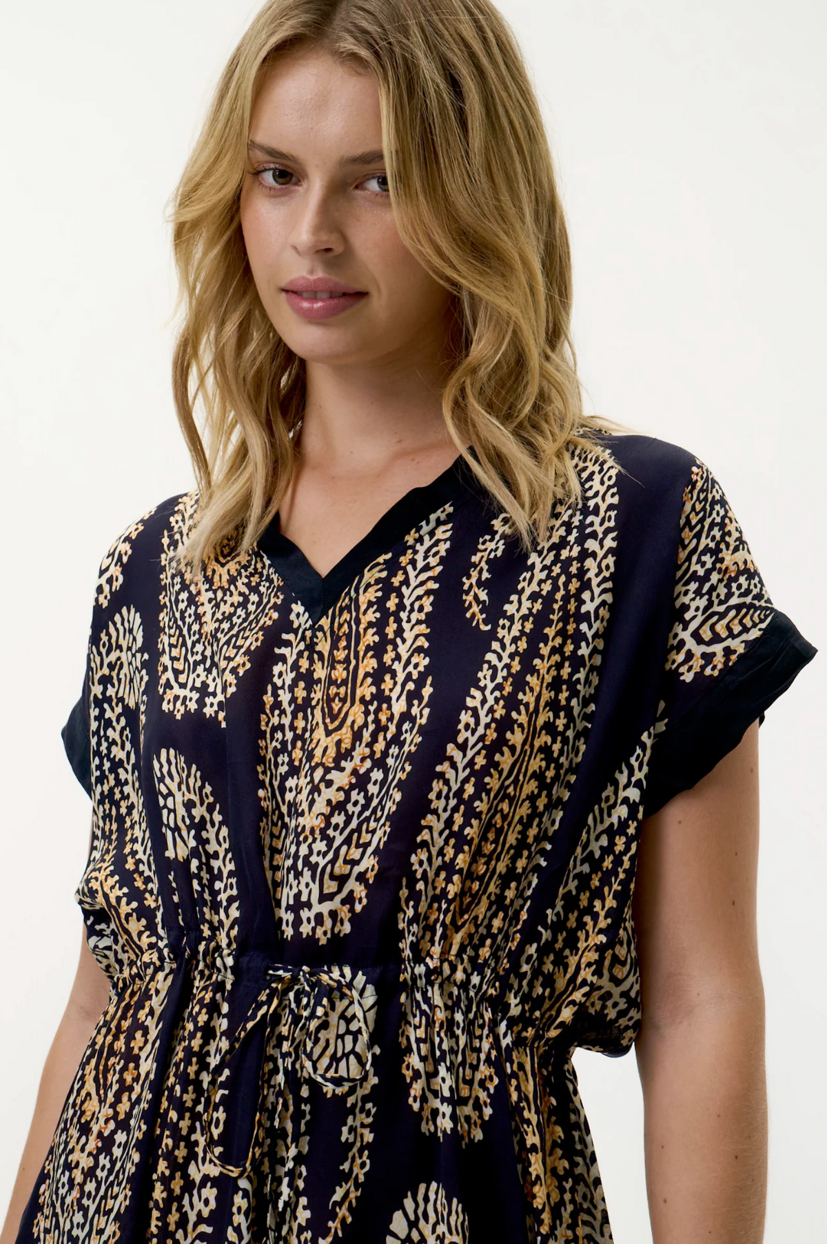 oneseason Sammi Provence Viscose in Navy Paisley