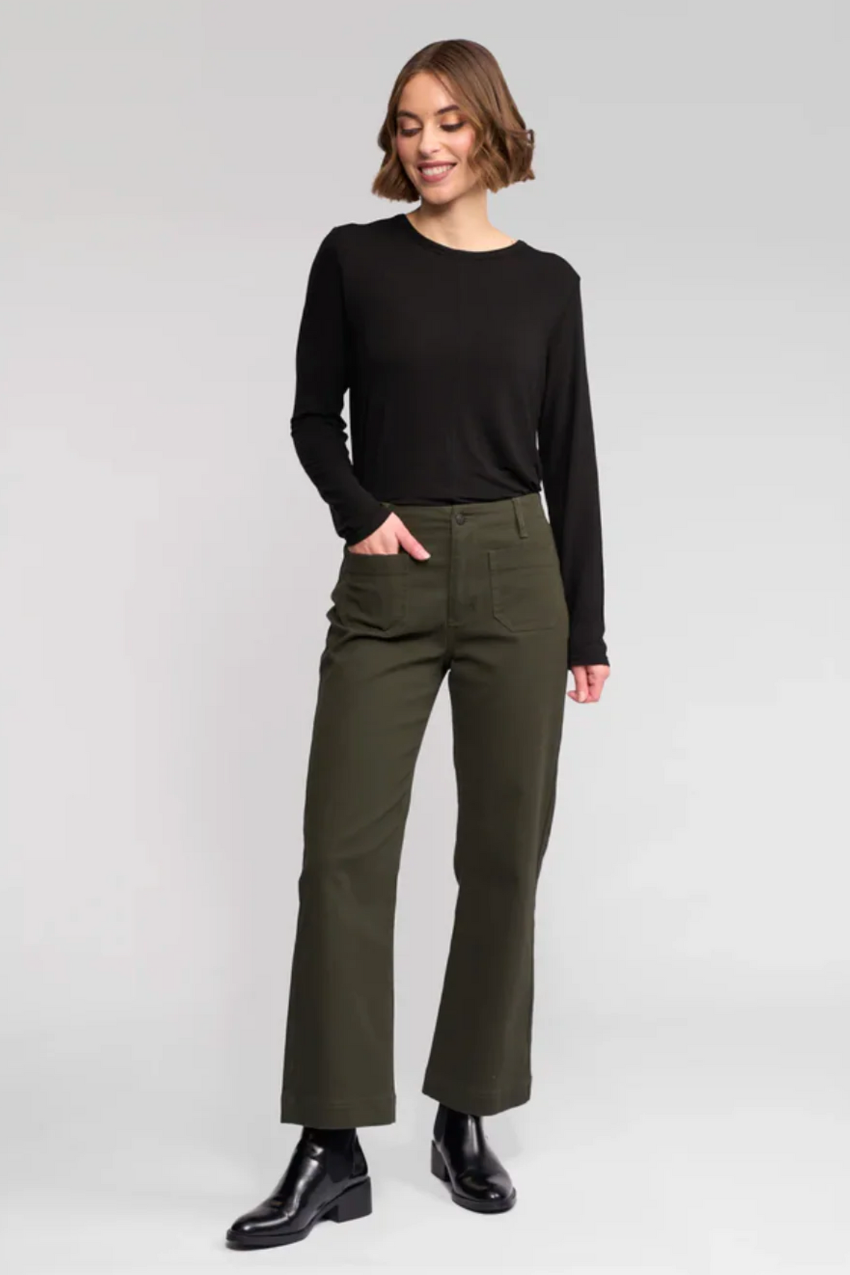 Vassalli Daily Straight Leg Ankle Grazer Jean in Hunter