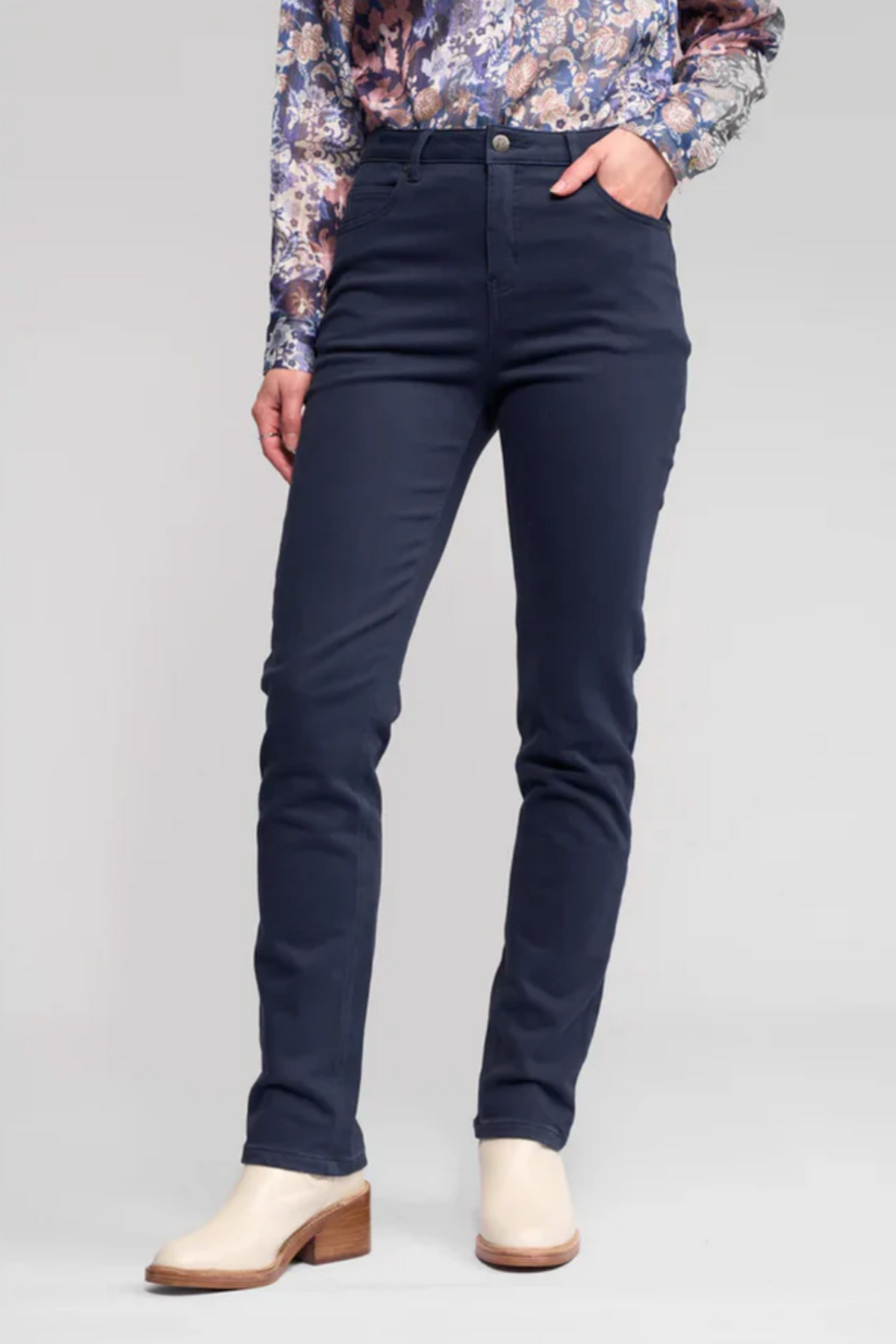 Vassalli Column Pant Slim Leg Knit Denim Jean in Carbon