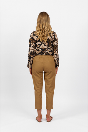 Vassalli 7/8 Length Skinny Leg Elastic Waist Pant in Caramel