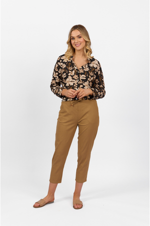 Vassalli 7/8 Length Skinny Leg Elastic Waist Pant in Caramel