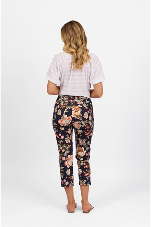 Vassalli Printed Slim Leg 7/8 Length Lightweight Pull on Pant in Freya