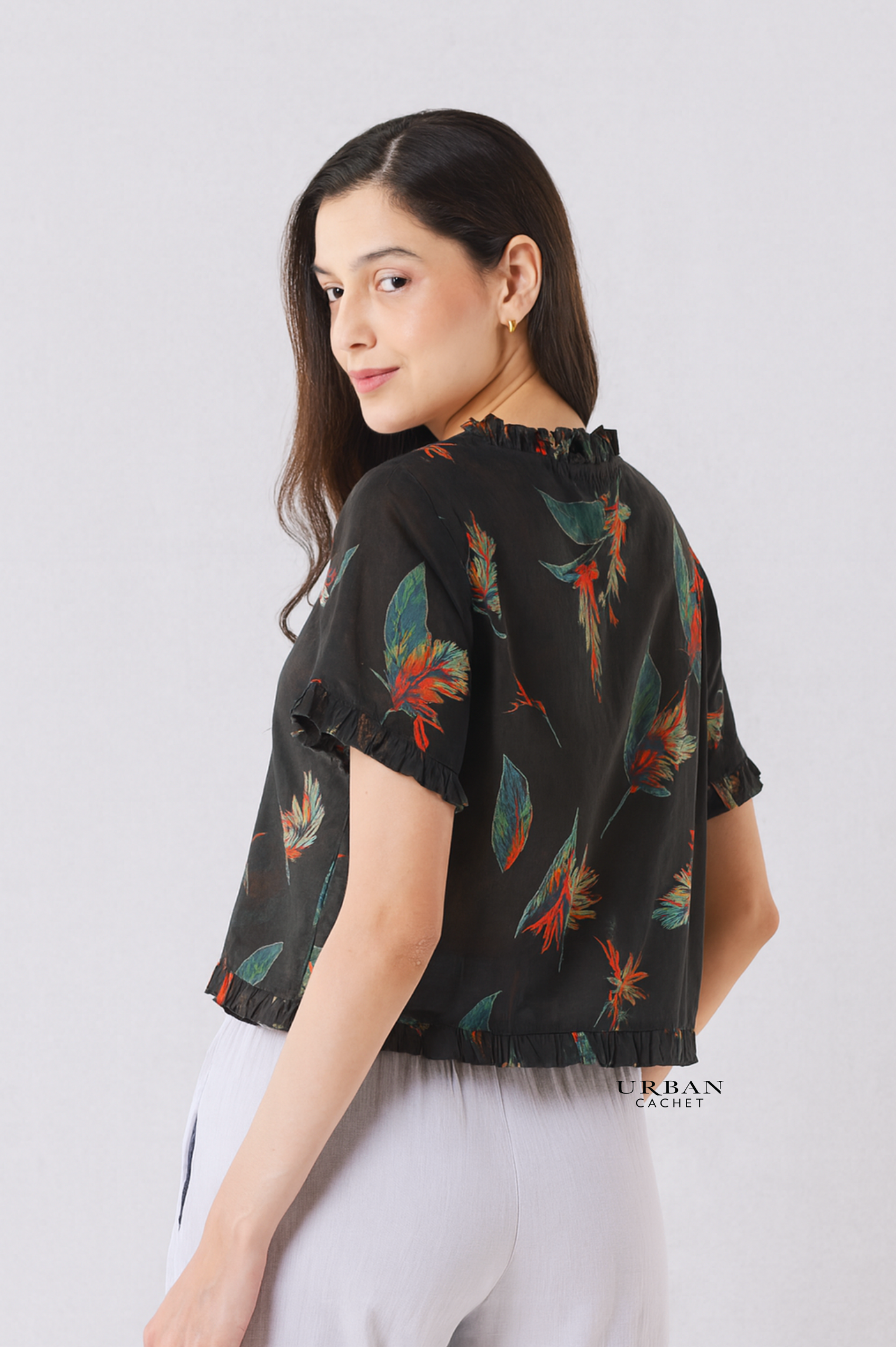 Au Hasard D'un Voyage Fleurette Short Cardi in Black