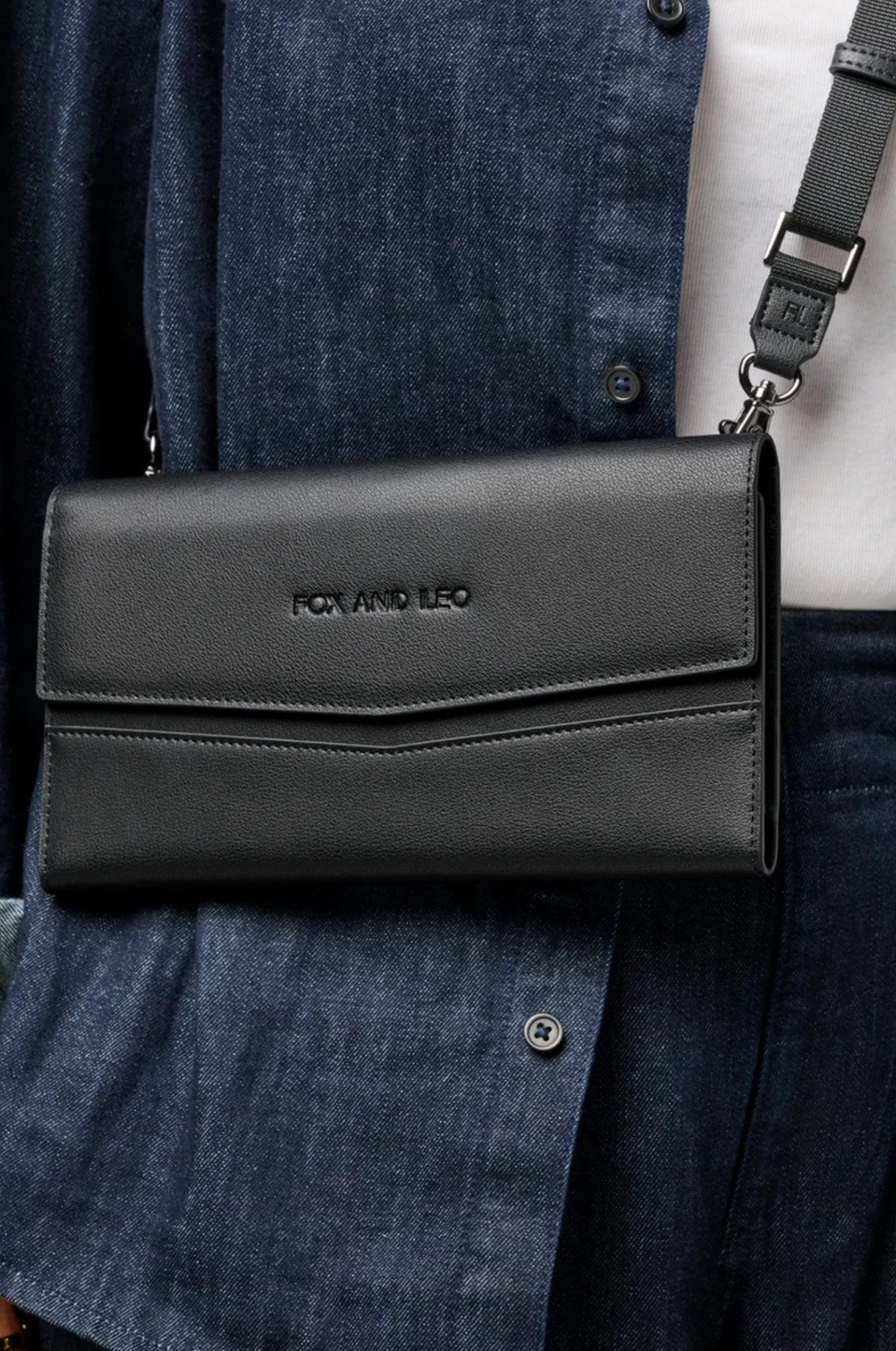 FOX and LEO The Traveller in Black